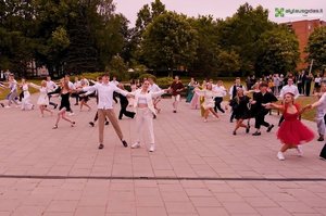 Nepaliks abejingų: internete plinta masinis Alytaus abiturientų šokis