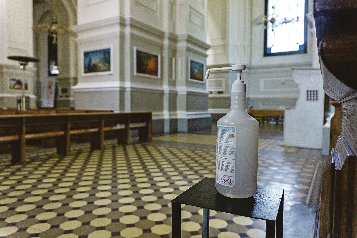 Šv. arkangelo Mykolo (Įgulos) bažnyčioje liko dezinfekcinio skysčio.<br>G.Bitvinsko nuotr.