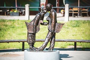 Skulptūra apie meilę įamžino ir keistą tarpukario momentą 