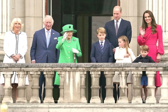 Elžbietą II (centre) soste pakeitė jos sūnus Karolis III su žmona Camilla (pora kairėje), bet monarchijos gyvybingumą vertinantys britai jau svarsto, kokie valdovai būtų sosto įpėdinis Williamas bei jo sutuoktinė Catherine (dešinėje).