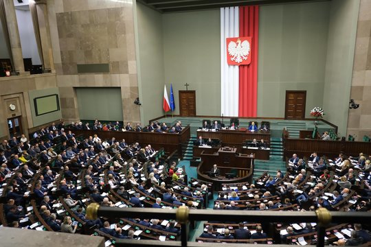 ​Lenkijos parlamentas priėmė kontroversišką įstatymo projektą, numatantį ištirti galimą Rusijos įtaką valstybės saugumui, pranešė naujienų agentūra PAP, kuria remiasi „dpa“.