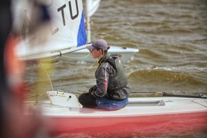 Vėjo sušiauštose Kuršių mariose startavo beveik pusantro šimto dalyvių sutraukusi Lietuvos buriavimo taurė