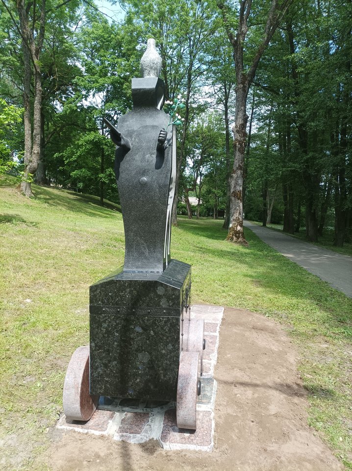 Penktadienį po pietų Veisiejuose (Lazdijų raj.) buvo atidentas paminklas Sigitui Gedai.<br>K.Musteikio nuotr.