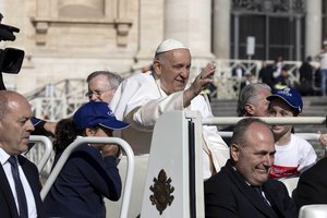 Popiežius po trumpos pertraukos dėl karščiavimo grįžo prie darbų