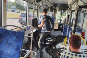 Užfiksavo nekasdienį vaizdą – jaunuolis pribloškė troleibuso keleivius