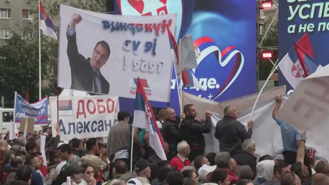 Serbijos opocizija surengė antivyriausybinius protestus: prezidentui palaikymą išreiškė tūkstančiai šalininkų