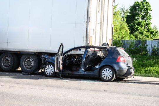 Šeštadienio popietę Vilniuje susidūrus dviem automobiliams žuvo žmogus