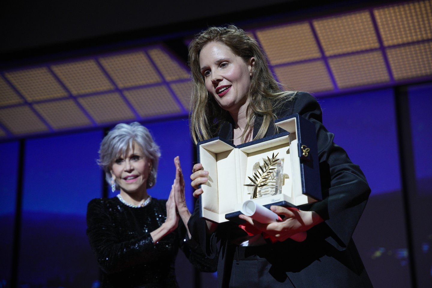 Apdovanojimą Justine Triet (dešinėje) įteikė legendinė amerikiečių aktorė Jane Fonda.<br>Scanpix/AP nuotr.