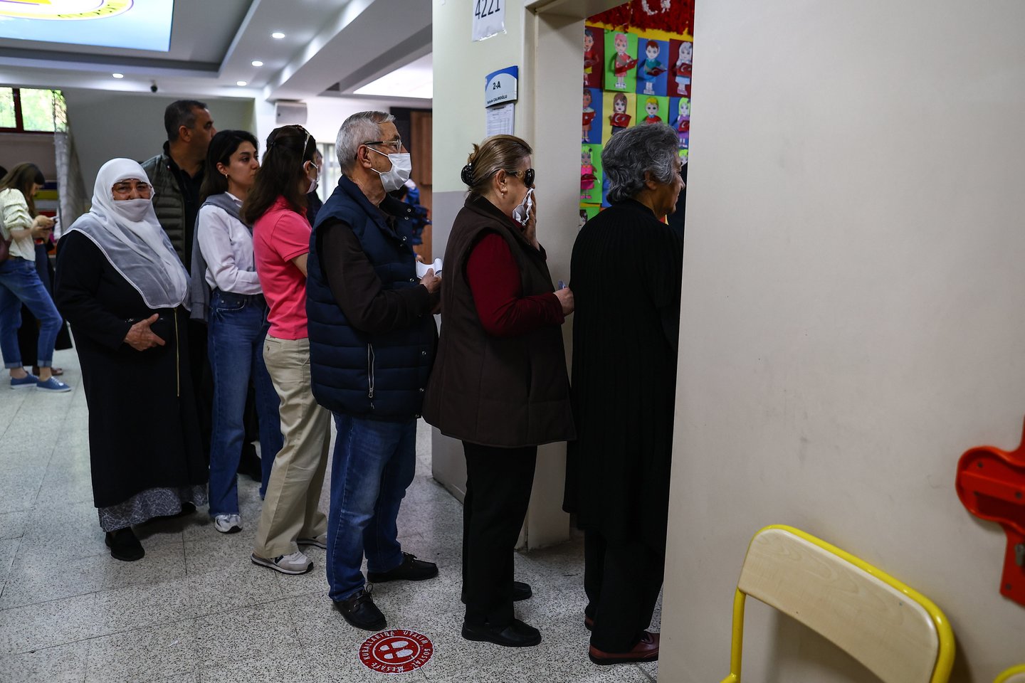 ​Sekmadienį Turkijoje atsidarė balsavimo apylinkės, prasidėjo pirmą kartą šalies istorijoje surengtas antrasis rinkimų ratas.<br>EPA-ELTA nuotr.