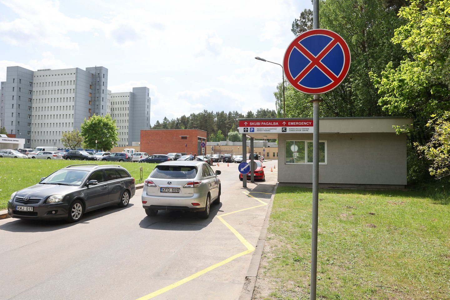 Prie Respublikinės Vilniaus universitetinės ligoninės lankytojams surasti vietą mašinai – be prošvaisčių.<br>T.Bauro nuotr.