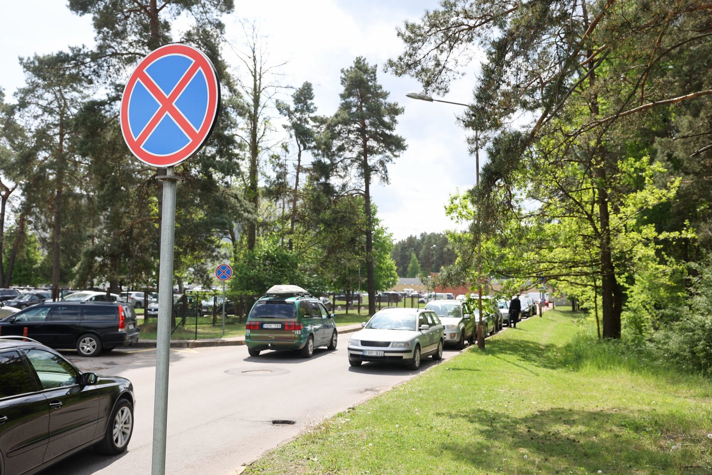Prie Respublikinės Vilniaus universitetinės ligoninės lankytojams surasti vietą mašinai – be prošvaisčių.<br>T.Bauro nuotr.