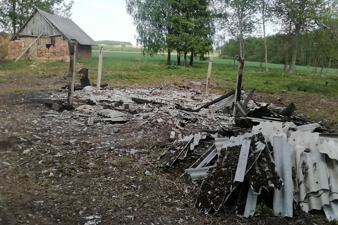  Specilaistai nustatė, kad ūkinis pastatas buvo padegtas.<br> Šiaulių AVPK nuotr. 