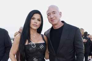 „Amazon“ įkūrėjas Jeffas Bezosas pasipiršo žurnalistei Lauren Sanchez 