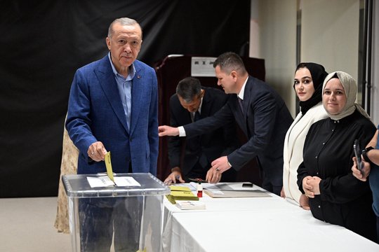 ​Sekmadienį, Turkijoje vykstant antrajam rinkimų ratui, opozicinės partijos lyderio pavaduotojas sakė, kad šalies pietryčiuose įvykdytas išpuolis prieš jos rinkimų stebėtojus.
