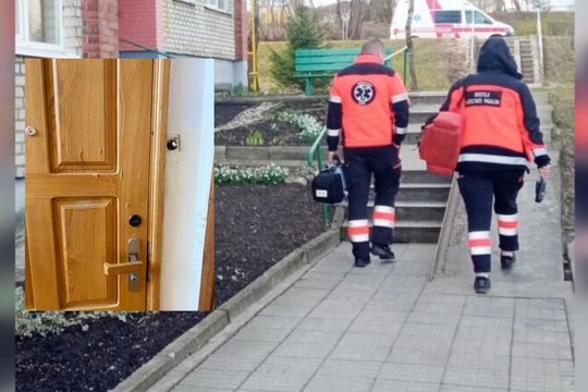  Kaimynė ėmė kirviu kapoti duris.