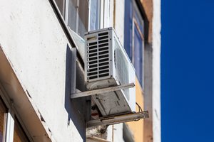 Sugalvojau įsigyti oro kondicionierių: ar nepavėlavau, ir kas jį gali sumontuoti?