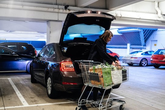 Pasibaigusio galiojimo maisto produktų byla Lietuvoje: sulaikė etiketes klastojusią ir žmones mulkinusią grupę