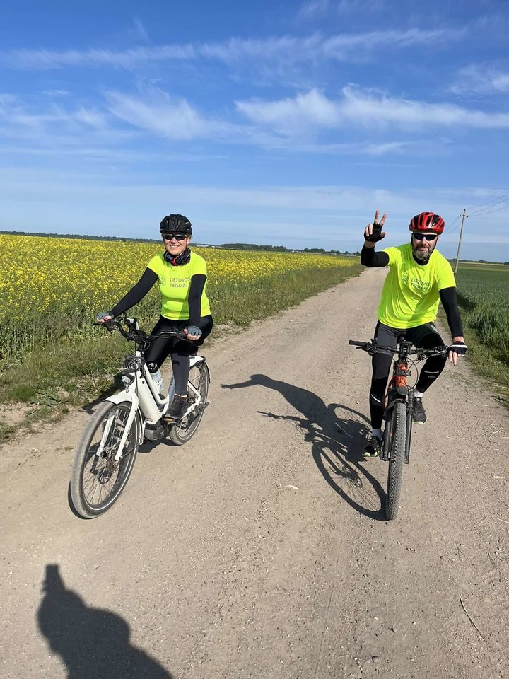 Ant dviračių sėdę vienuolika teisėjų pasiryžę kasdien įveikti po 100-ą kilometrų ir per penkias kelionės dienas aplankyti 23 Lietuvos miestus bei miestelius.<br> Žygio dalyvių nuotr.