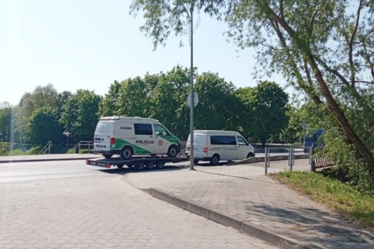 Iš Kėdainių specialiu transportu išvežamus tarnybinius policijos mikroautobusus kraštiečiai matė net dvi dienas.