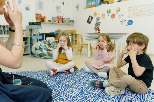 Programa „Antras žingsnis darželiams“ – kasdienės interaktyvios pamokėlės, kurių metu 4–6 metų vaikai atlieka jų amžiui pritaikytas, įtraukiančias ir lengvai suprantamas užduotis, padeda pasiekti akivaizdžių rezultatų.