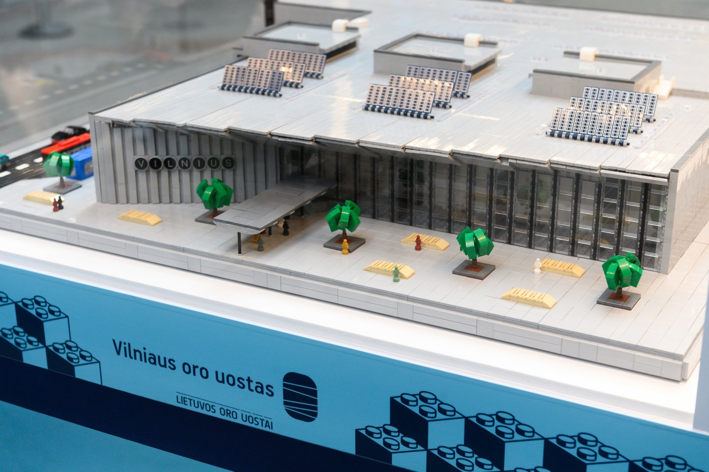 Vilniaus oro uosto teritorijoje tęsiantis naujojo išvykimo terminalo statybų darbams, savąją statinio versiją pristatė „Lego“ modelių kūrėjas R.Mikšiūnas.<br>V.Skaraičio nuotr.