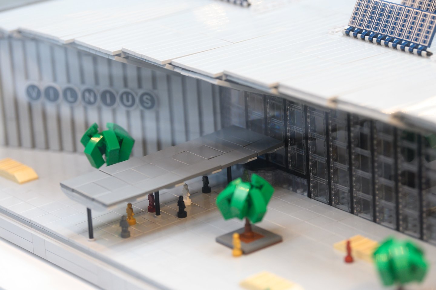 Vilniaus oro uosto teritorijoje tęsiantis naujojo išvykimo terminalo statybų darbams, savąją statinio versiją pristatė „Lego“ modelių kūrėjas R.Mikšiūnas.<br>V.Skaraičio nuotr.