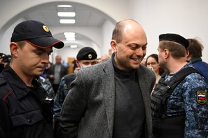 Lietuva į nepageidaujamų asmenų sąrašą įtraukė 15 Rusijos pareigūnų, teisusių opozicionierių V. Kara-Murzą