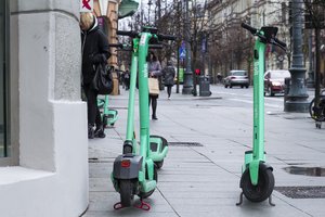 Trijose Vilniaus gatvėse bus draudžiamas paspirtukų eismas, įrengtos specialios parkavimo vietos