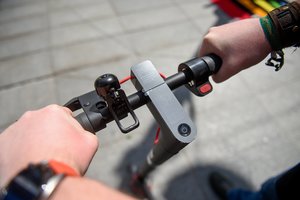 Užuot išvarius visus paspirtukus į gatvę, siūloma sprendimą palikti savivaldybėms