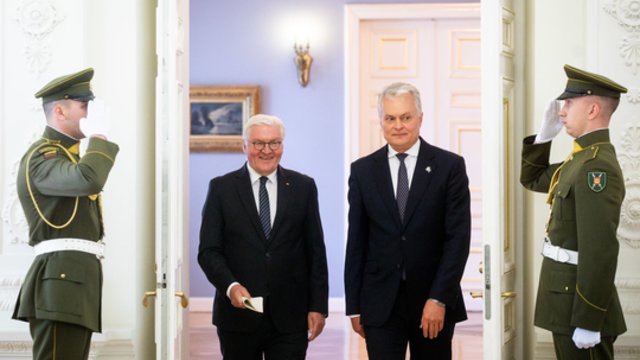 G. Nausėda su Vokietijos prezidentu apsilankė išskirtinėje parodoje: joje – istorinė vertybė, pažyminti šalių ryšį