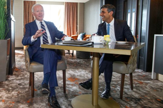 J.Bidenas ir R. Sunakas.