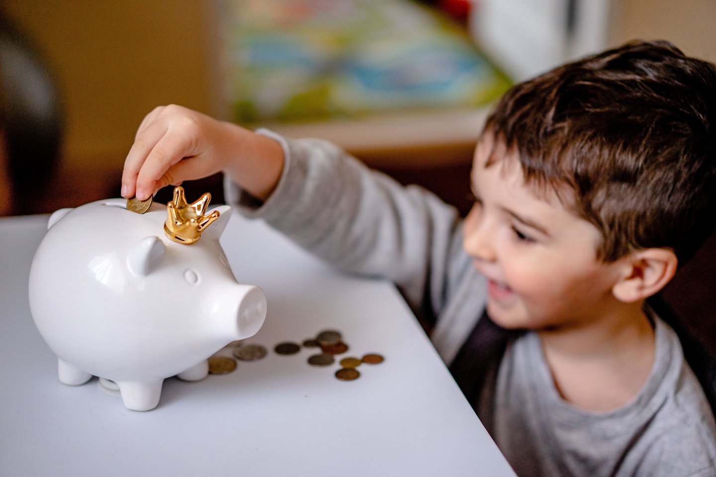 Dažnas ketverių metų vaikas jau gali suprasti skirtumą tarp skirtingų monetų bei kupiūrų.<br>Asociatyvi pexels.com nuotr.
