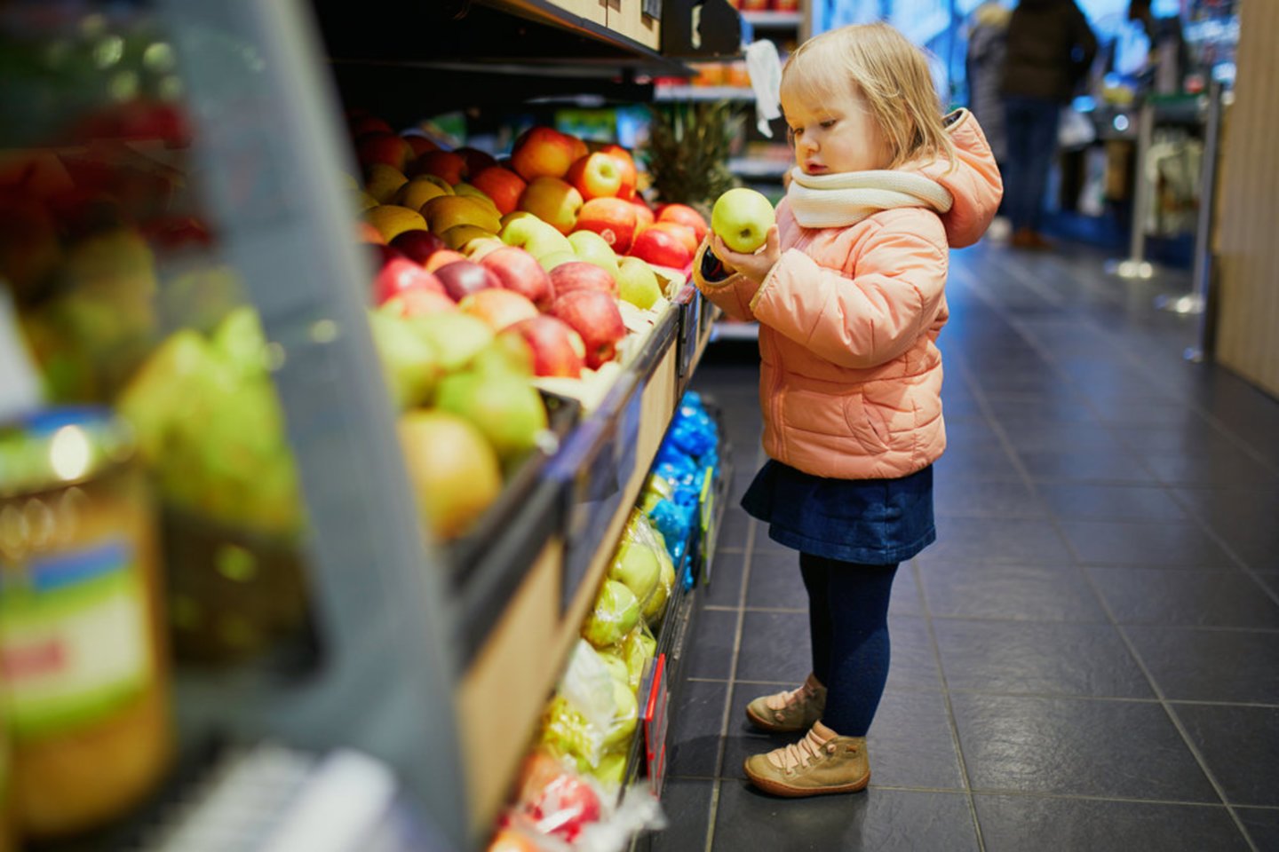 „Lidl“ parduotuvėse visoje Lietuvoje mažiesiems lankytojams bus nemokamai dalijami obuoliai.<br>Pranešimo autorių nuotr.