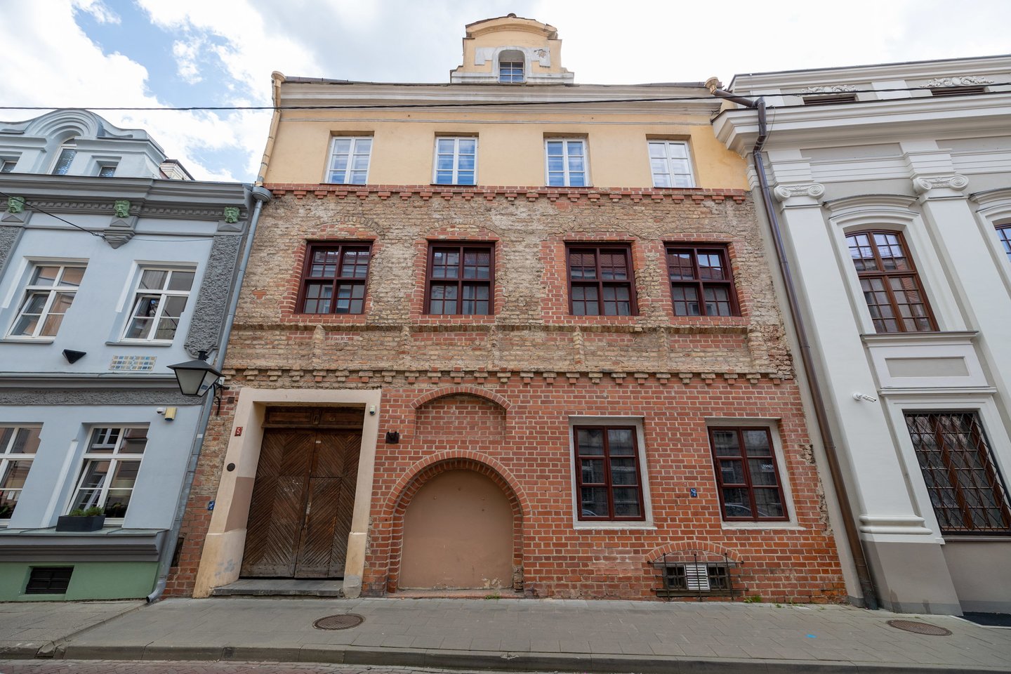 Vienoje seniausių Vilniaus senamiesčio gatvių už 1,071 mln. eurų parduodamos patalpos istoriniame Vaistinės name.<br> Turto banko nuotr.