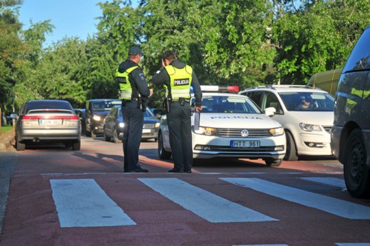 Policija.
