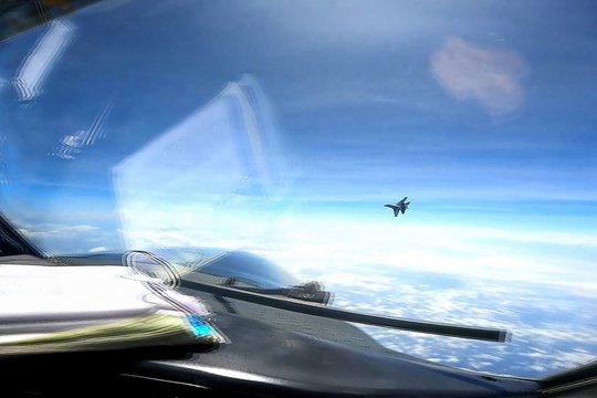 JAV apkaltino Kinijos naikintuvo pilotą atlikus agresyvų manevrą virš Pietų Kinijos jūros.