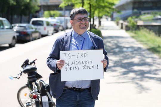 Trečiadienį, vidurdienį prieš Tėvynės sąjungos-Lietuvos krikščionių demokratų (TS-LKD) būstinę Vilniuje organizuotas protestas, kurio metu vilniečiai buvo kviečiami pasisakyti prieš konservatorių inicijuojamus pirmalaikius Seimo rinkimus ir patį partijos pirmininką.