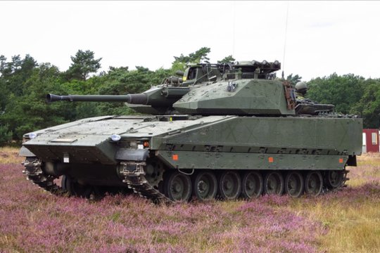 Ukrainos ginkluotosios pajėgos gaus Švedijos pėstininkų kovos mašinas „CV90“.