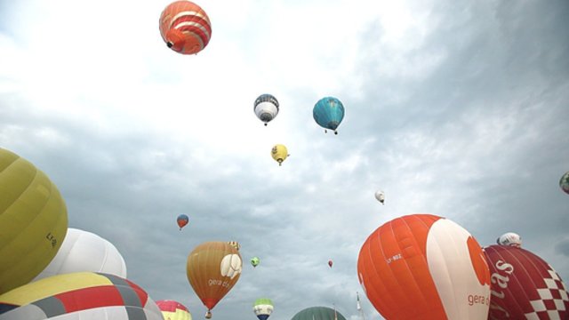 Skrydžiai oro balionais toliau džiugins: rastas kompromisas dėl jų saugos 