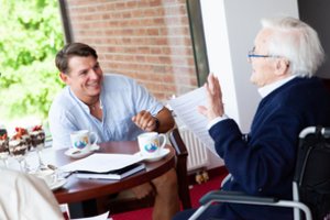 Buvusių žurnalistų nebūna: A. Čekuolis iškamantinėjo slaugos namuose jį aplankiusį A. Valujavičių