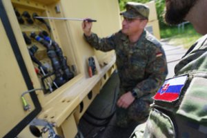 Vokietija moko Slovakijos karius valdyti priešlėktuvines sistemas „Mantis“