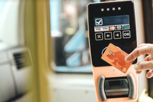 Klaipėdos viešajame transporte įsigyti bilietą bus paprasčiau: užteks banko kortelės