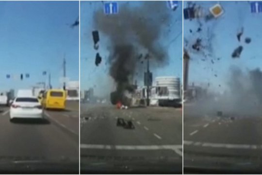 Tragiškas vaizdas iš Kyjivo gatvių: vairuotojui prieš nosį nukritusi raketos nuolauža sukėlė sprogimą