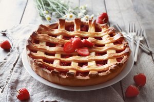 Trapus pyragas su rabarbarais ir braškėmis – paprastas, vasariškas ir gardus