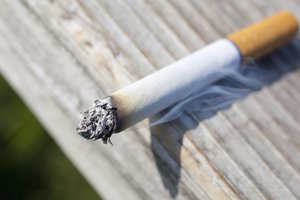 Nuodai kiekviename dūme: Kanadoje visos cigaretės įspės apie žalą sveikatai
