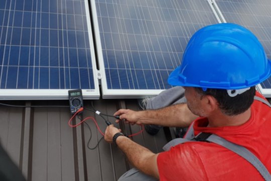 Saulės elektrinės, šilumos siurblio ar biokuro katilo įrengimas kompensuojamas iki 85 procentų pagal patvirtintus fiksuotus įkainius.