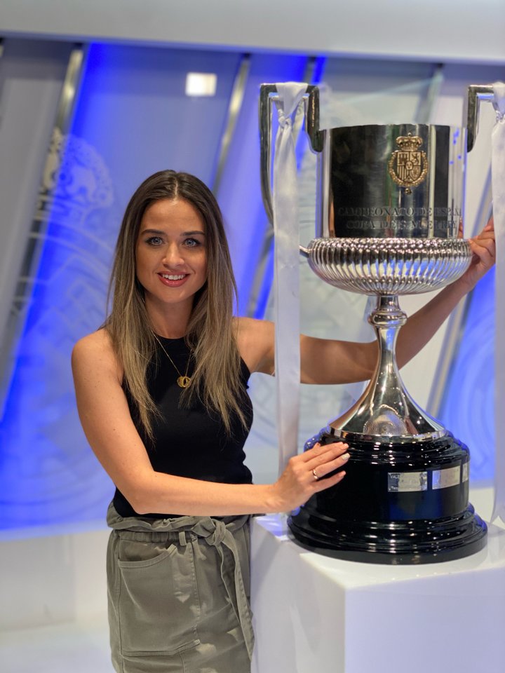 Kai Madrido „Real“ laimi kokį nors titulą, trofėjus visada bent dienai atkeliauja į Karinos televizijos studiją.Čia ji – su prieš mėnesį iškovota Karaliaus taure.