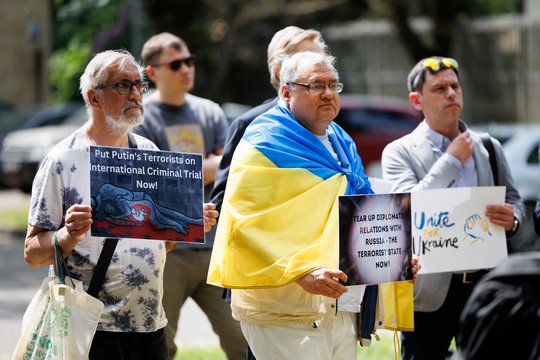 Minėdami Tarptautinę vaikų gynimo dieną, kelios dešimtys žmonių ketvirtadienį popiet susirinko į mitingą Boriso Nemcovo skvere, prie Rusijos ambasados, ir solidarizavosi su Ukraina, siekiančia atgauti pagrobtus vaikus.