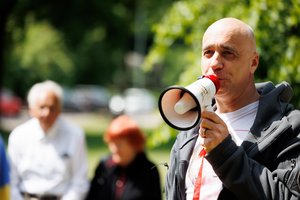 Proteste Vilniuje – emocinga A. Ramanausko kalba apie grobiamus ukrainiečių vaikus: „Karo pedofilai – jums galas“