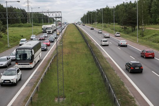 Vairuotojų kantrybę vėl bando automagistralėje susidarę spūstys.